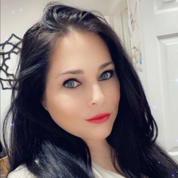 Meet your Posher, Liz - Picture 1 of 1